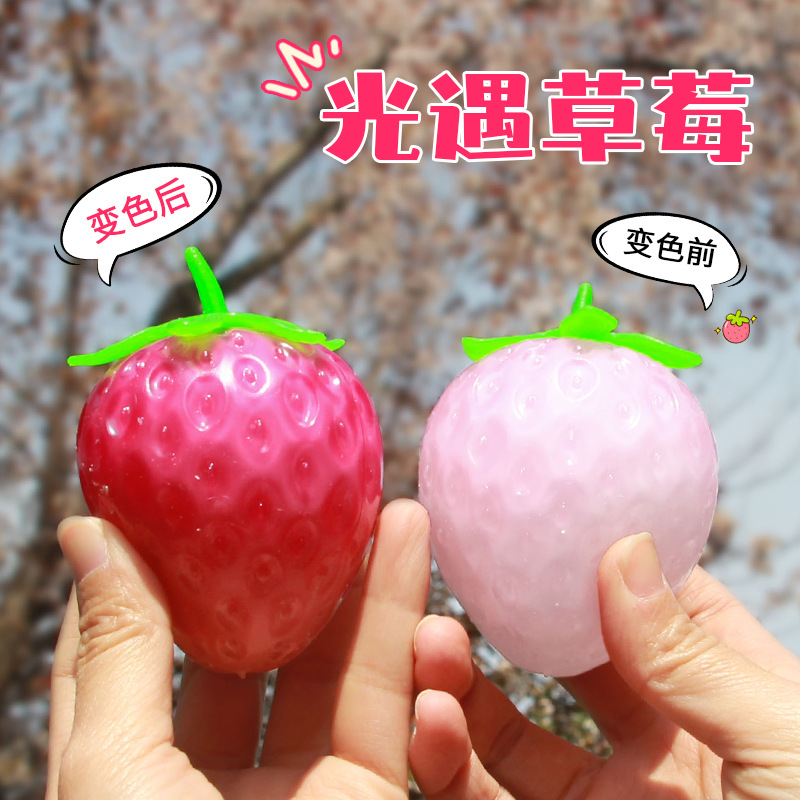 Explosions light change strawberry temperature change strawberry light meet color change fruit pinch le TPR large strawberry decompression toy wholesale