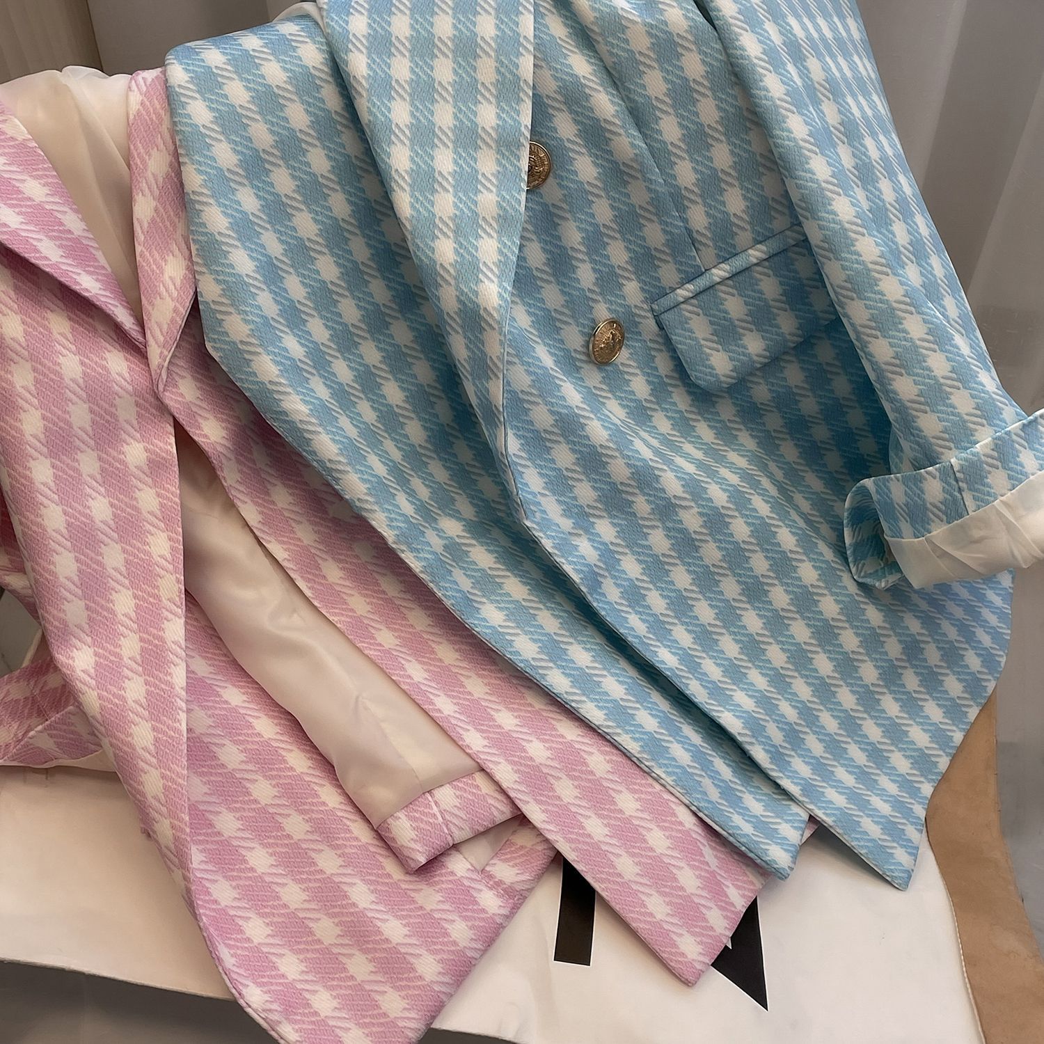 Picture of Girls' New Plaid Suit 2025 Spring & Fall New Houndstooth Double-Breasted Lapel Medium and Large Children's Suit Jacket