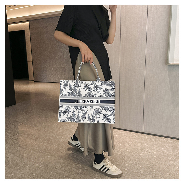 Picture of Douyin's Popular High-Looking Chinese Style Accessible Luxury Blue and White Porcelain Pattern Large-Capacity Work Clothing Durable Felt Gift Handbag