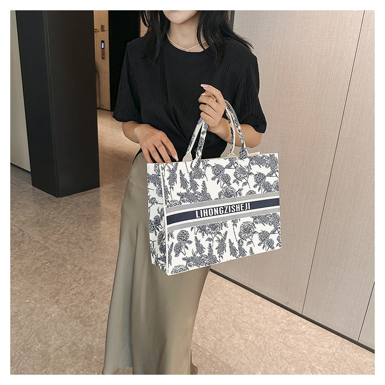 Picture of Douyin's Popular High-Looking Chinese Style Accessible Luxury Blue and White Porcelain Pattern Large-Capacity Work Clothing Durable Felt Gift Handbag