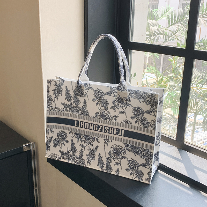 Douyin's Popular High-Looking Chinese Style Accessible Luxury Blue and White Porcelain Pattern Large-Capacity Work Clothing Durable Felt Gift Handbag