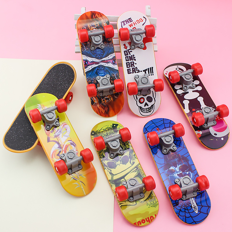 TikTok Boy Cyber Red Toy Cartoon Fingertip Skateboard Yiwu Factory Direct Night Market Stall Selling Finger Skateboard