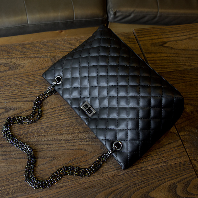 Picture of Chain Bag Women's High-End Niche Women's Bag 2024 Spring and Summer New Quilted Bag Large Capacity Commuter Cross-Body Shoulder Bag
