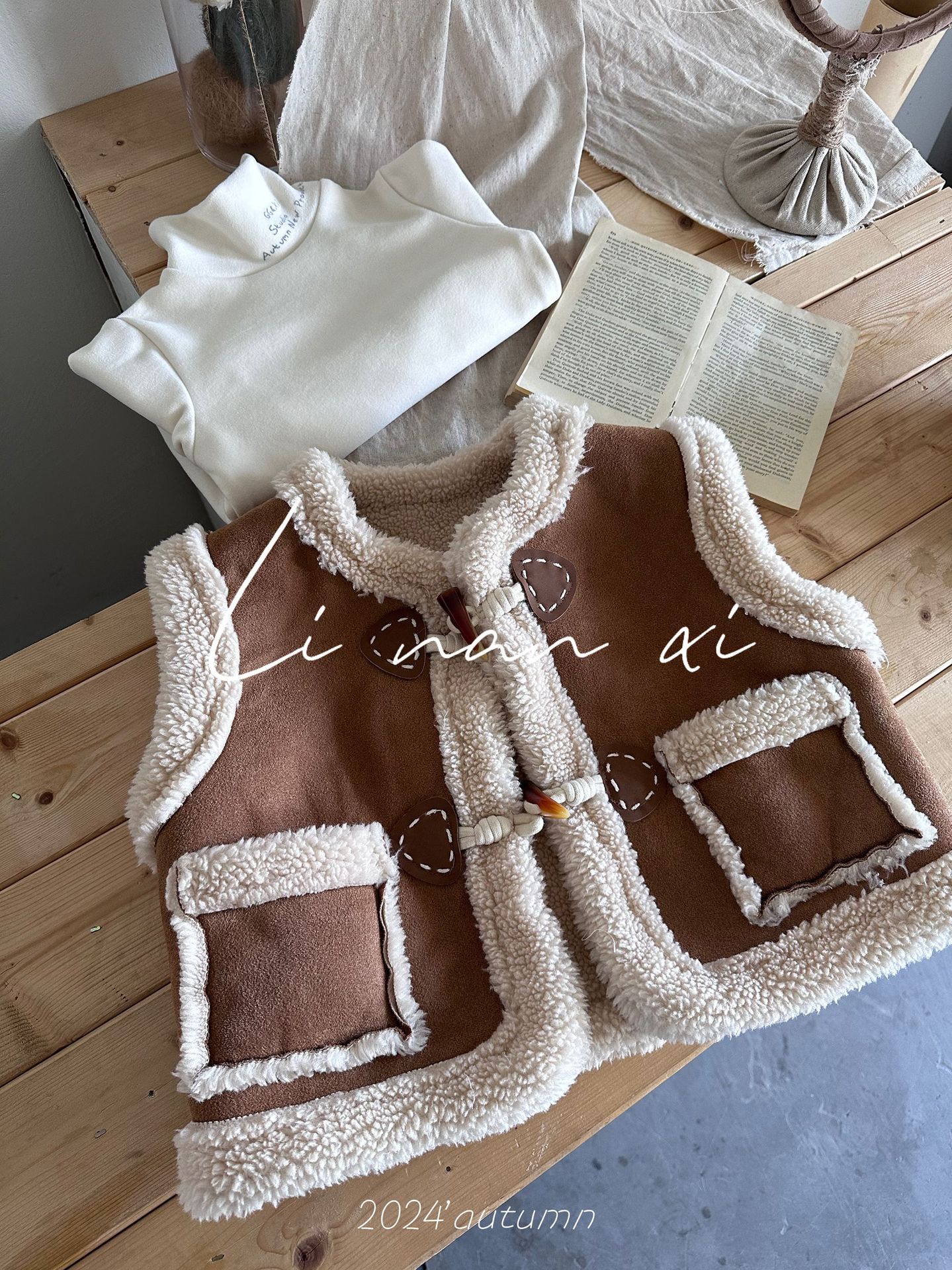 Picture of Boys and Girls Suede One Lamb Wool Vest 24 Years Winter New Baby All-match Warm Corner Buckle Vest 82468
