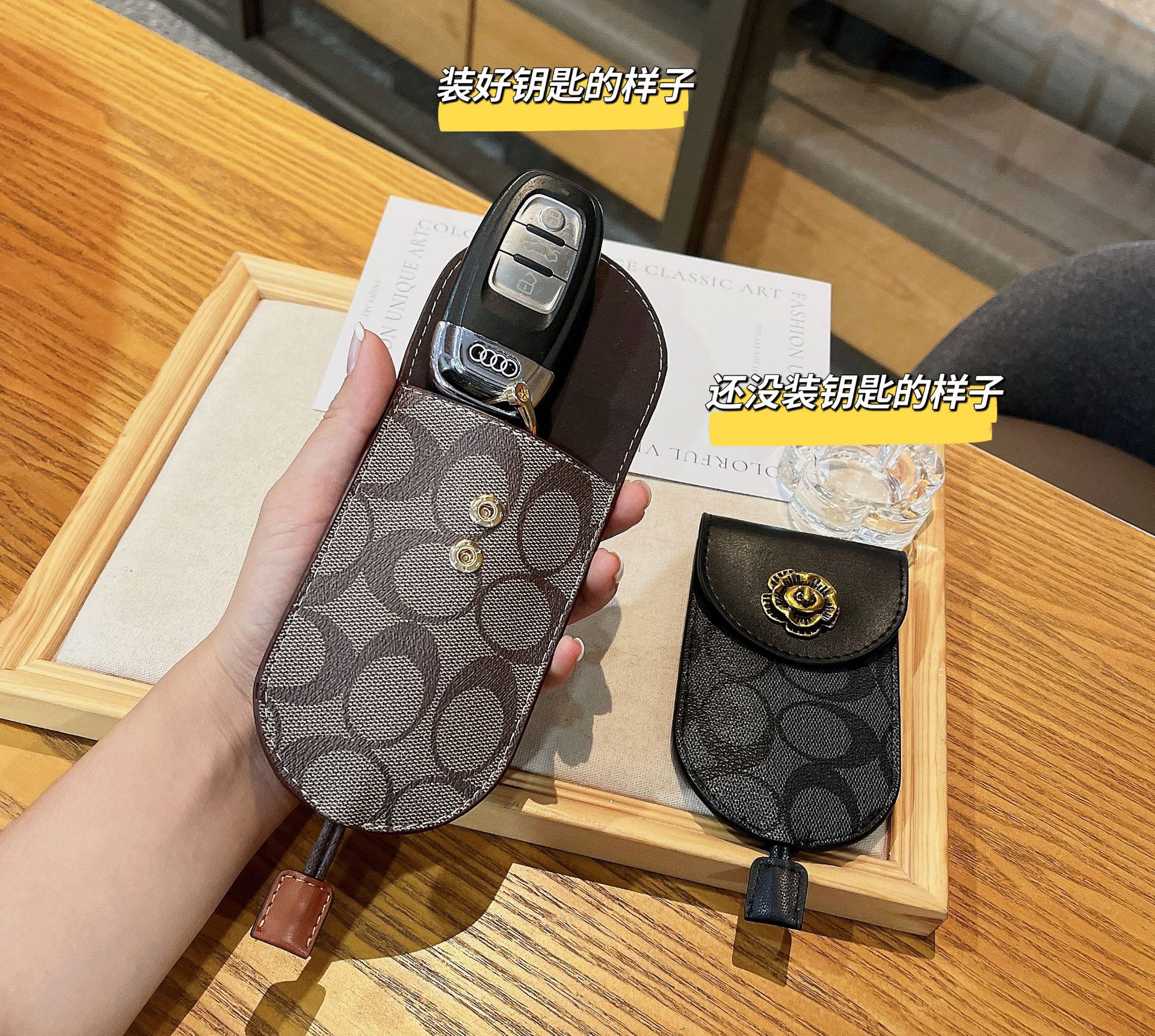 Picture of Vintage Camellia Multi-function Pull-out Car Key Bag Universal Men's and Women's Car Key Protective Cover Storage Bag