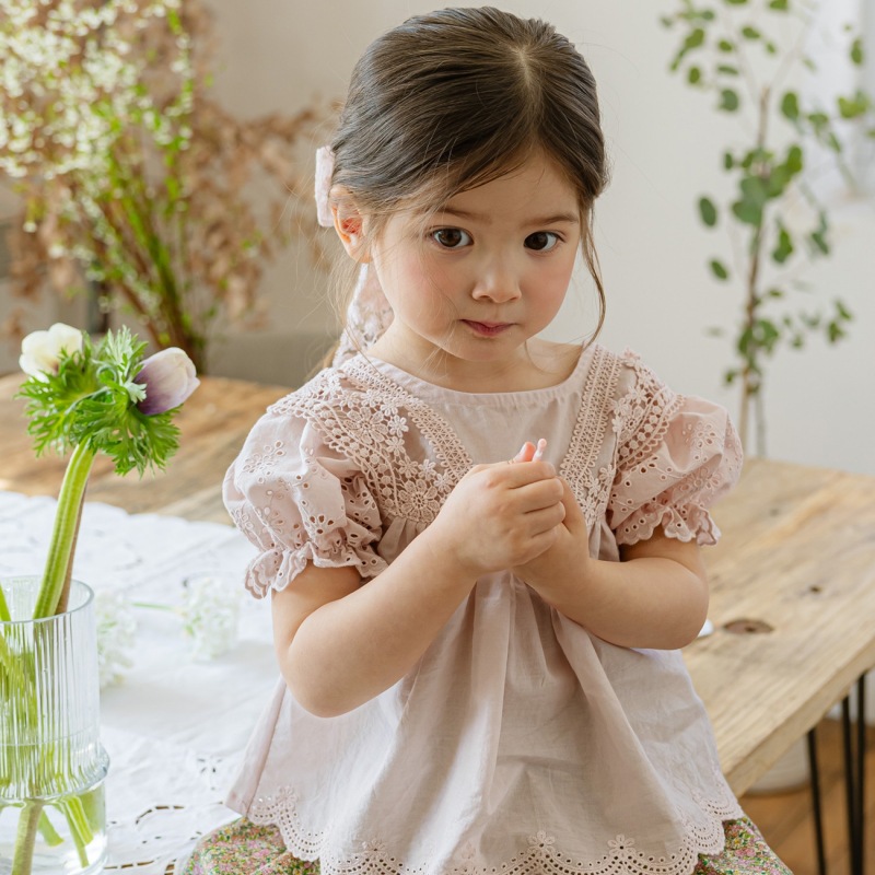 Picture of Children's Bubble Sleeve Cotton Doll Shirt Summer New Girls Baby Princess Style Sweet Embroidered Lace Shirt