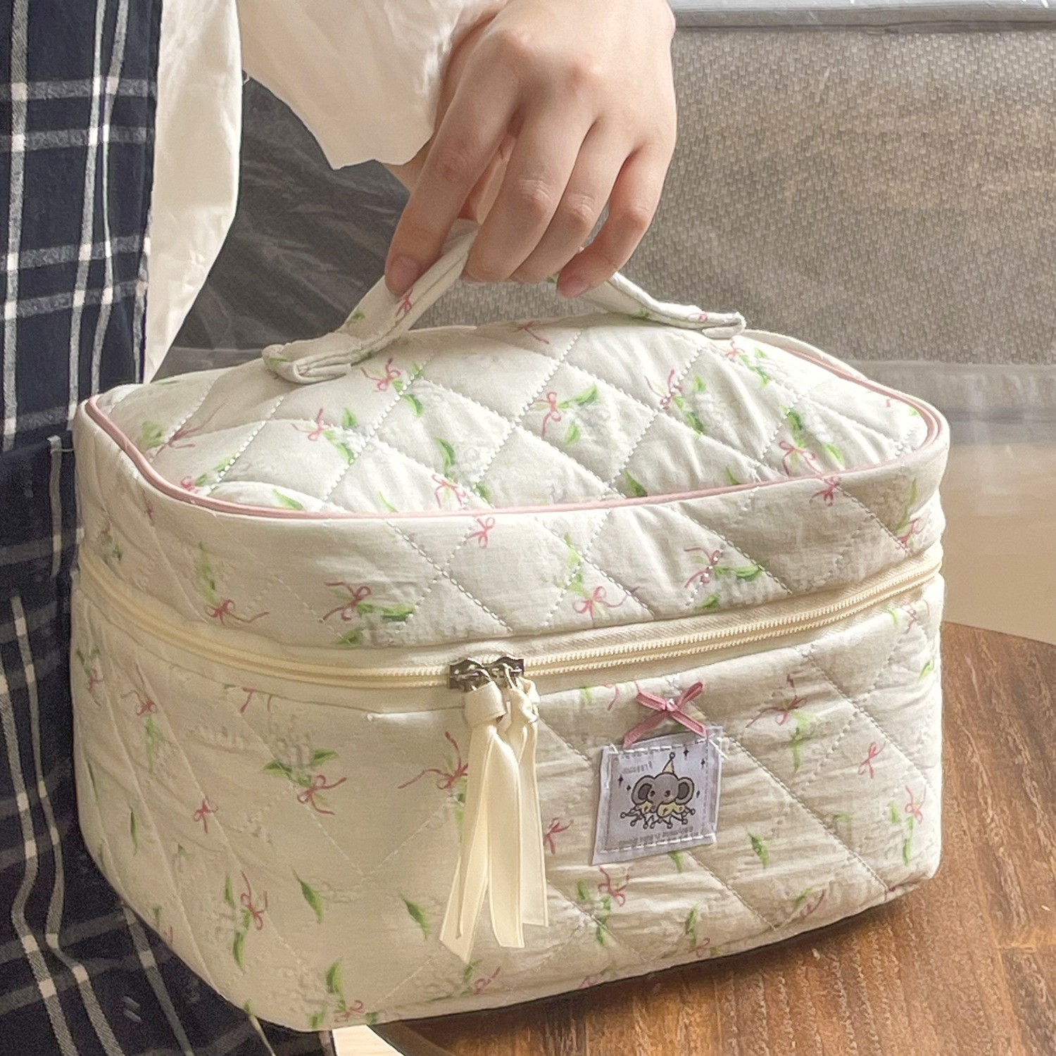 Picture of Cross-border Nali Elephant Cosmetic Bag High-value Travel Portable Storage Bag Student Dormitory Portable Wash Bag
