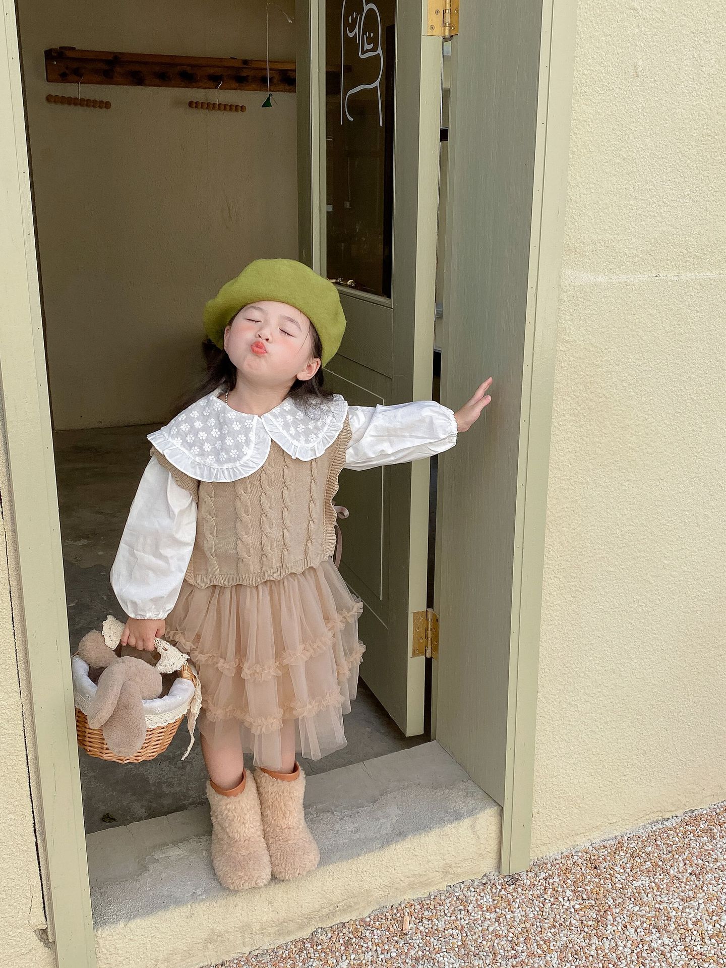Picture of Girls' Wool Vest 2024 Autumn and Winter New Korean Style Girls' Ribbon Knitted Vest Western Style Baby's Waistcoat