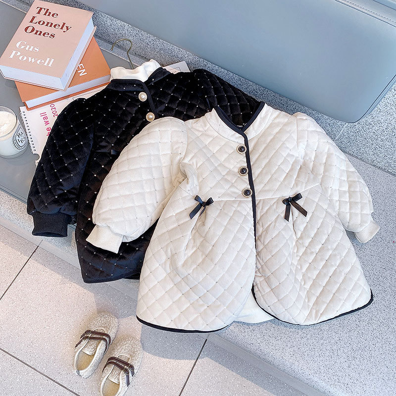 Picture of Girls Winter Velvet Thickeneded Outwear 2025 Winter Korean Style Baby Outwear Girls Silver Fox Velvet Warm Outwear Trendy