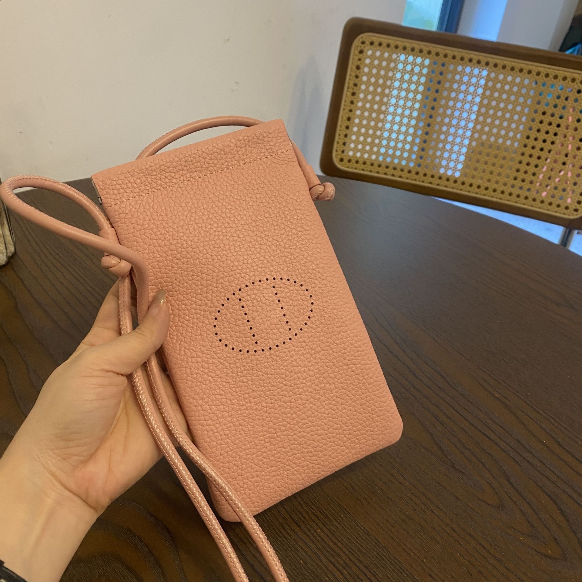 New first layer cowhide vertical mobile phone bag fashion simple shoulder messenger bag hollow soft leather drawstring small square bag