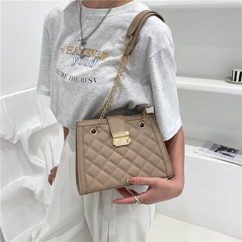 Picture of Textured Rhombic Chain Bag Women's 2022 New Fashionable Korean Style Fashionable Casual Crossbody Large Capacity Chain Shoulder Bag