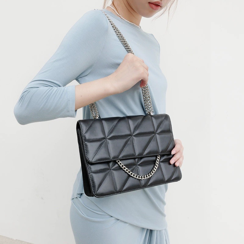 Picture of Autumn New Bag Women's Portable Rhombus Chain Bag Simple Shoulder Armpit Women's Crossbody Bag Wholesale Lightweight