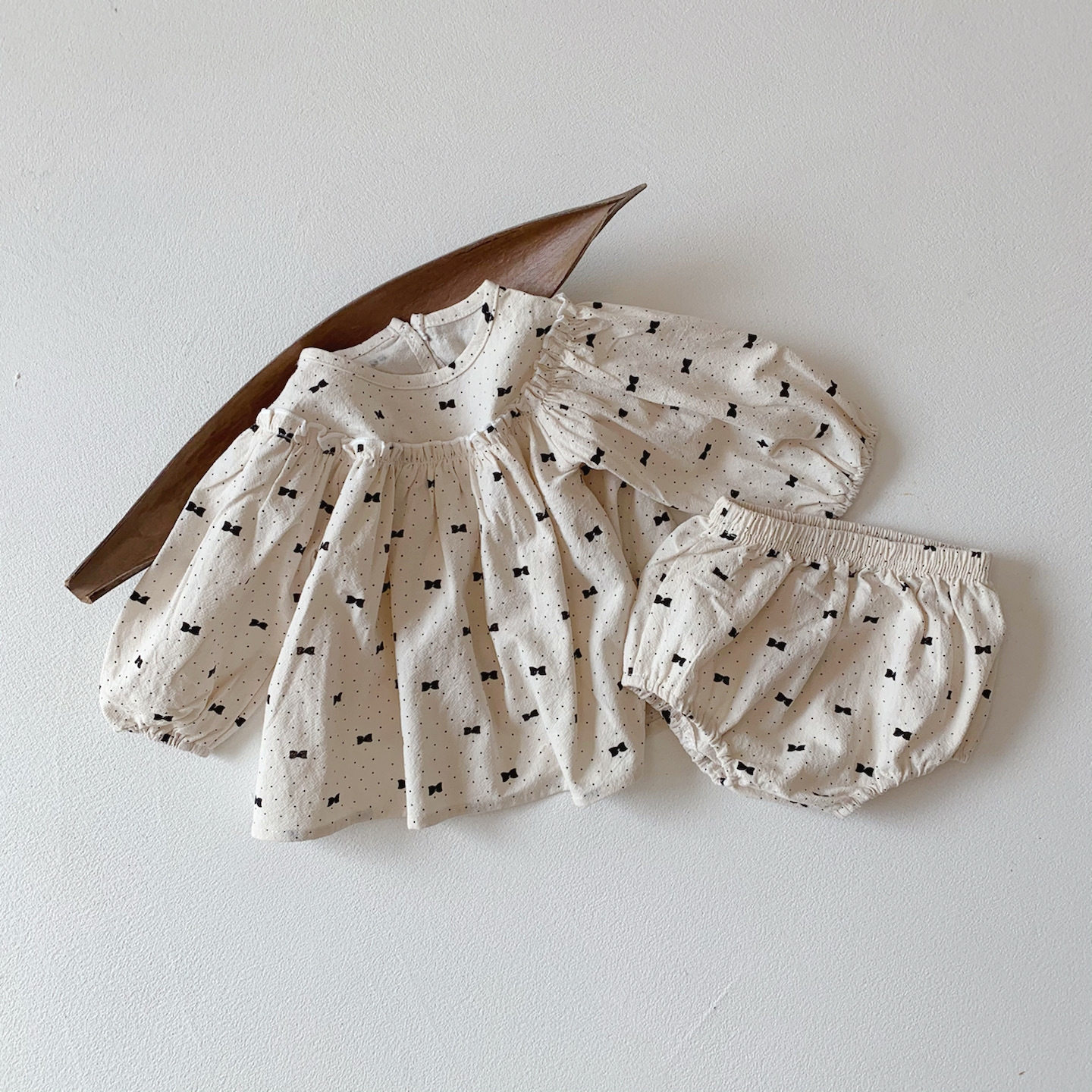 Picture of Ins Children's Clothing Baby Pants Suit 2025 Spring Baby Girl Two-Piece Set Polka Dot Long-Sleeved Baby Clothes