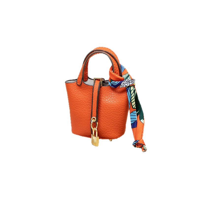 Picture of New Fashion Bag Pendant, High-End Leather Car Keychain Pendant, Cute Creative Headphone Bag, Women's Bag Jewelry
