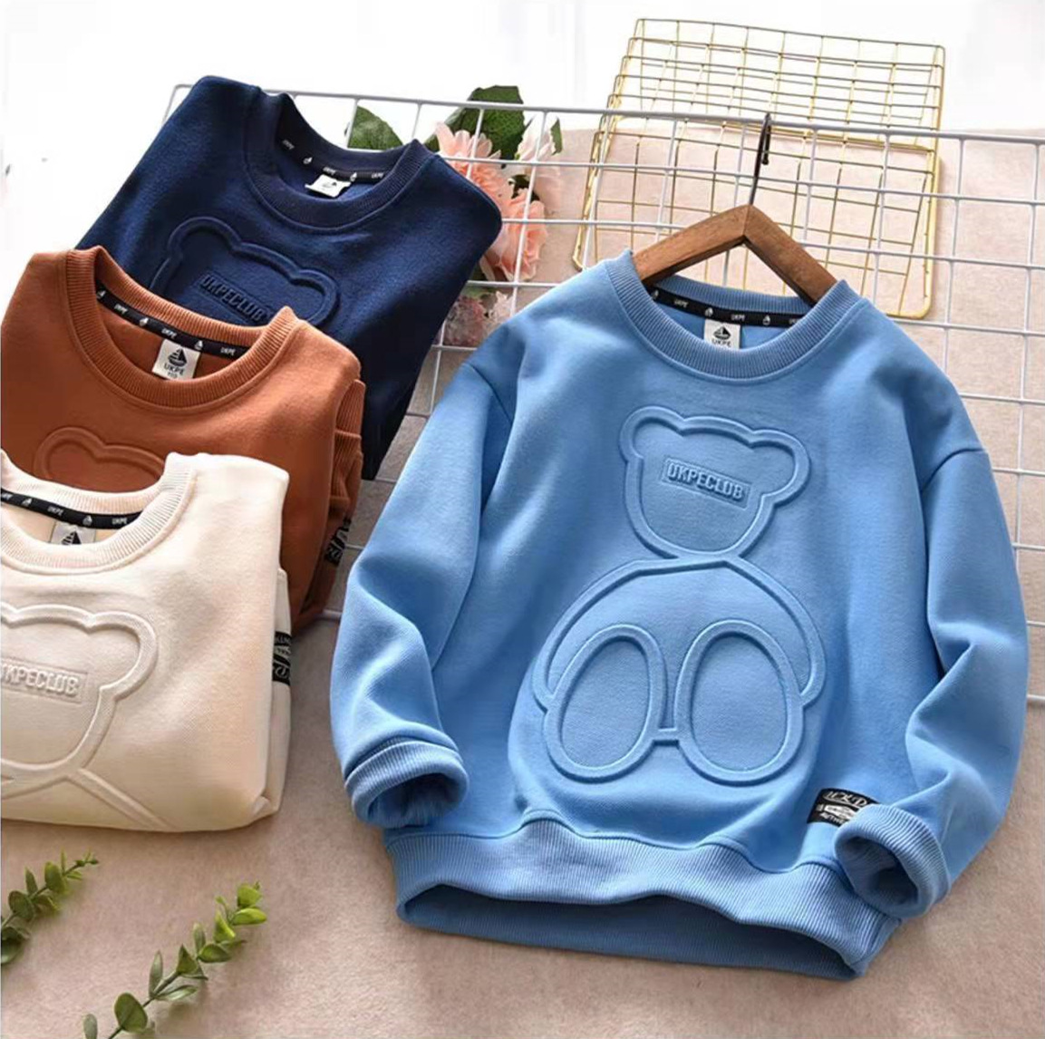Picture of Children's Clothing, Spring & Fall Boys' Sweatshirts, Thin Autumn Clothes, Medium and Large Kidsren's Embossed Bear T-Shirts, Kidsren's Autumn Clothes, Kidsren's Tops