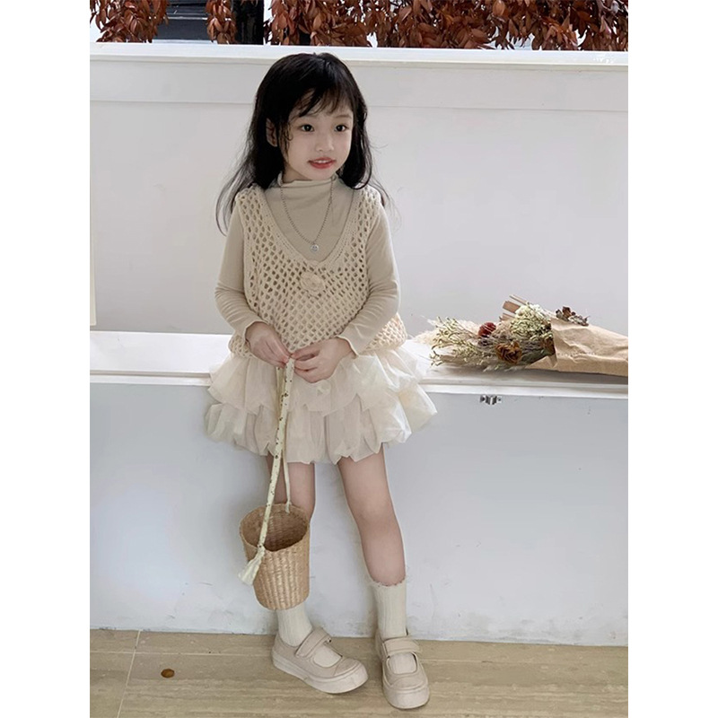 Picture of Girls' Clothing 2025 Early Autumn Sleeveless Pure Color Cut Out Knitted Vest Baby Girl Fashionable Vest Versatile Style