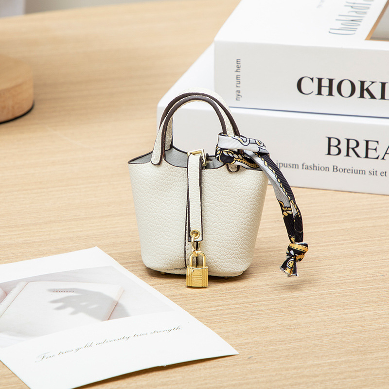 Picture of New Fashion Bag Pendant, High-End Leather Car Keychain Pendant, Cute Creative Headphone Bag, Women's Bag Jewelry